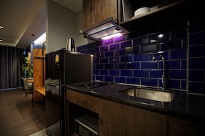 Estudio (Twin) | Cocina básica privada | Frigorífico, microondas, placa de cocina y utensilios de cocina