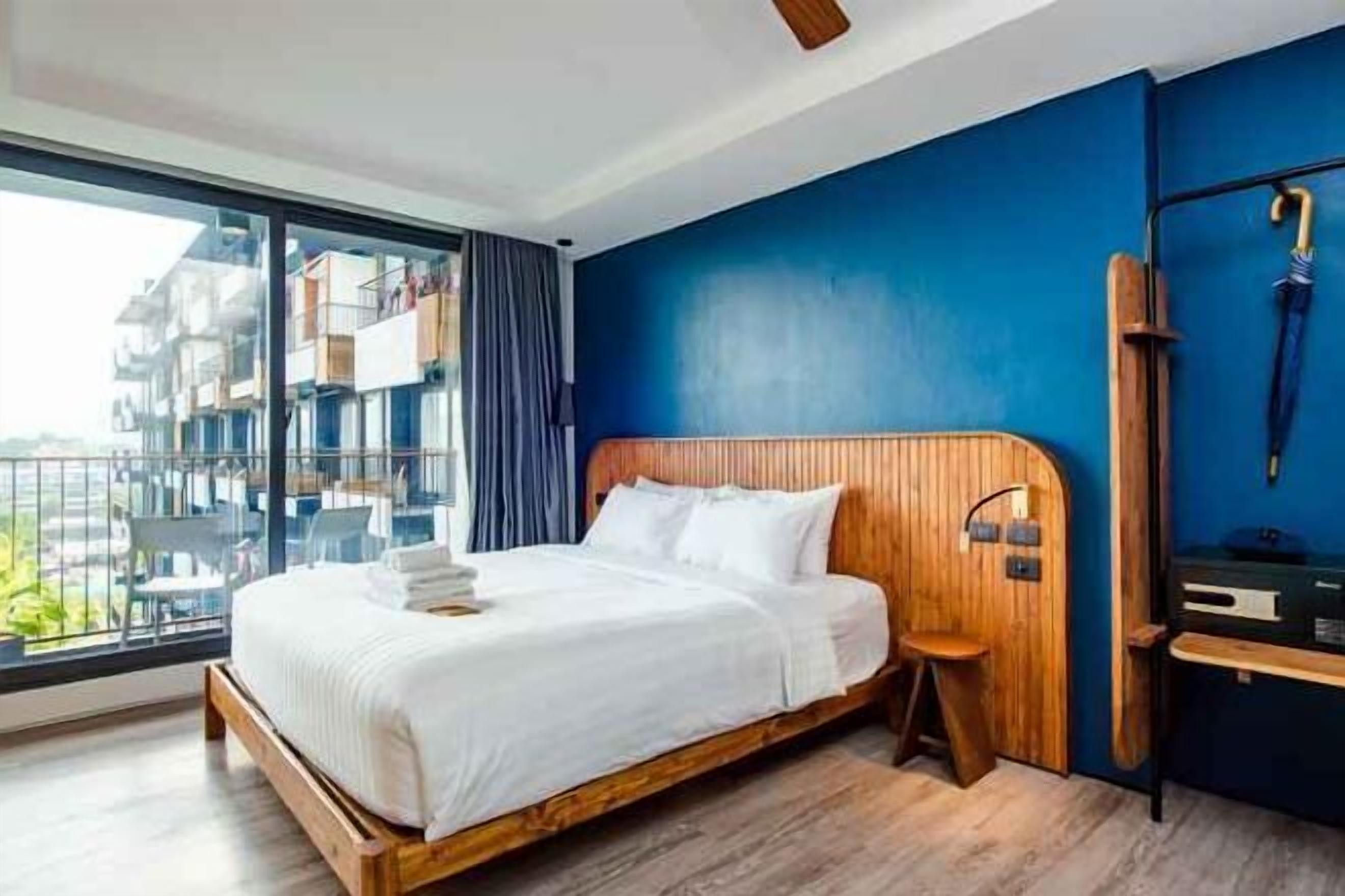 Minibar, in-room safe, blackout curtains, free WiFi