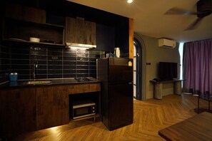 Suite junior | Cocina básica privada | Frigorífico, microondas, placa de cocina y utensilios de cocina