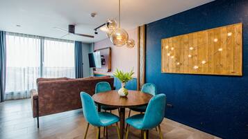 One-Bedroom Suite | Frigobar, cofres nos quartos, cortinas blackout, Wi-Fi de cortesia