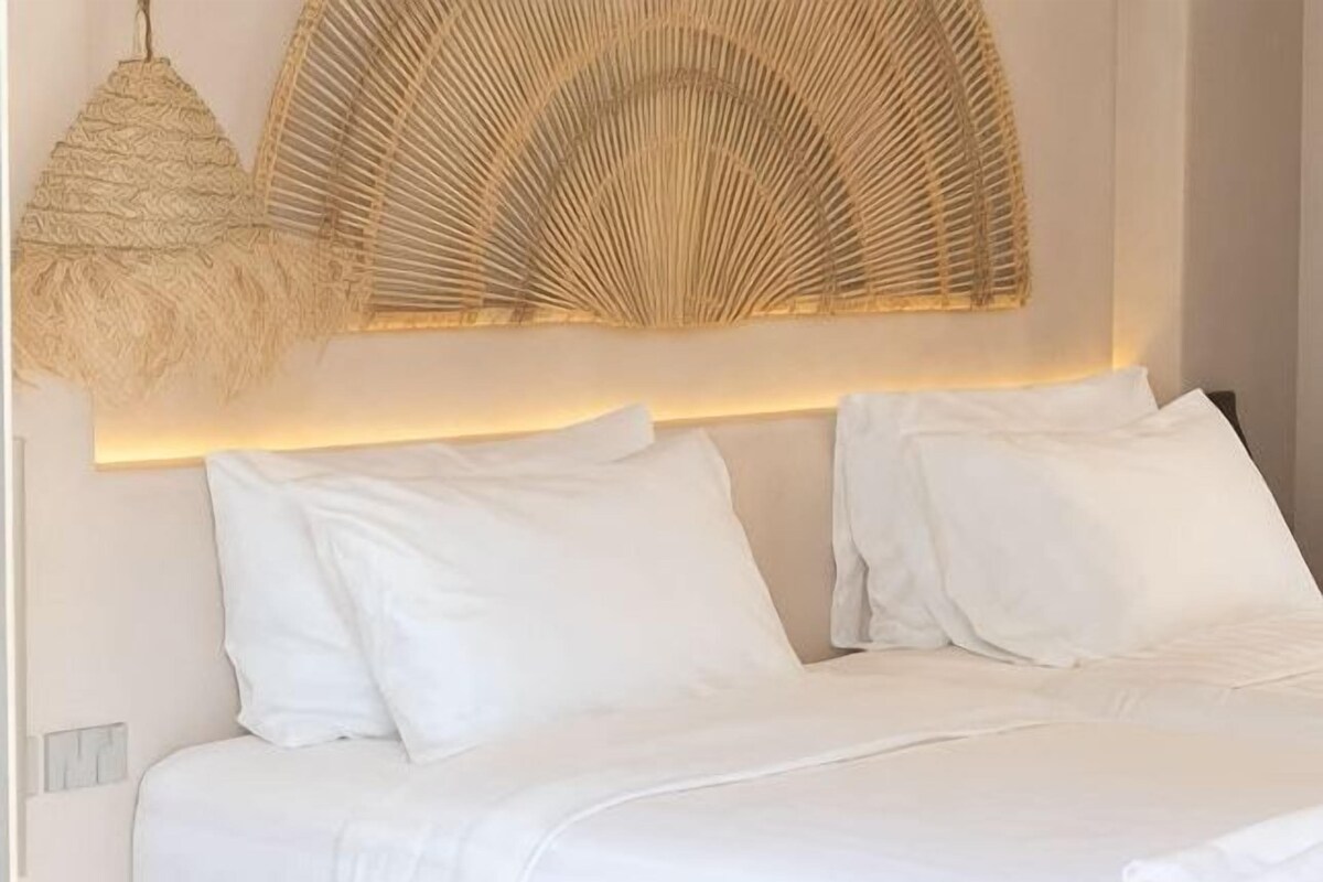Minibar, brankas, tirai kedap cahaya, dan Wi-Fi gratis