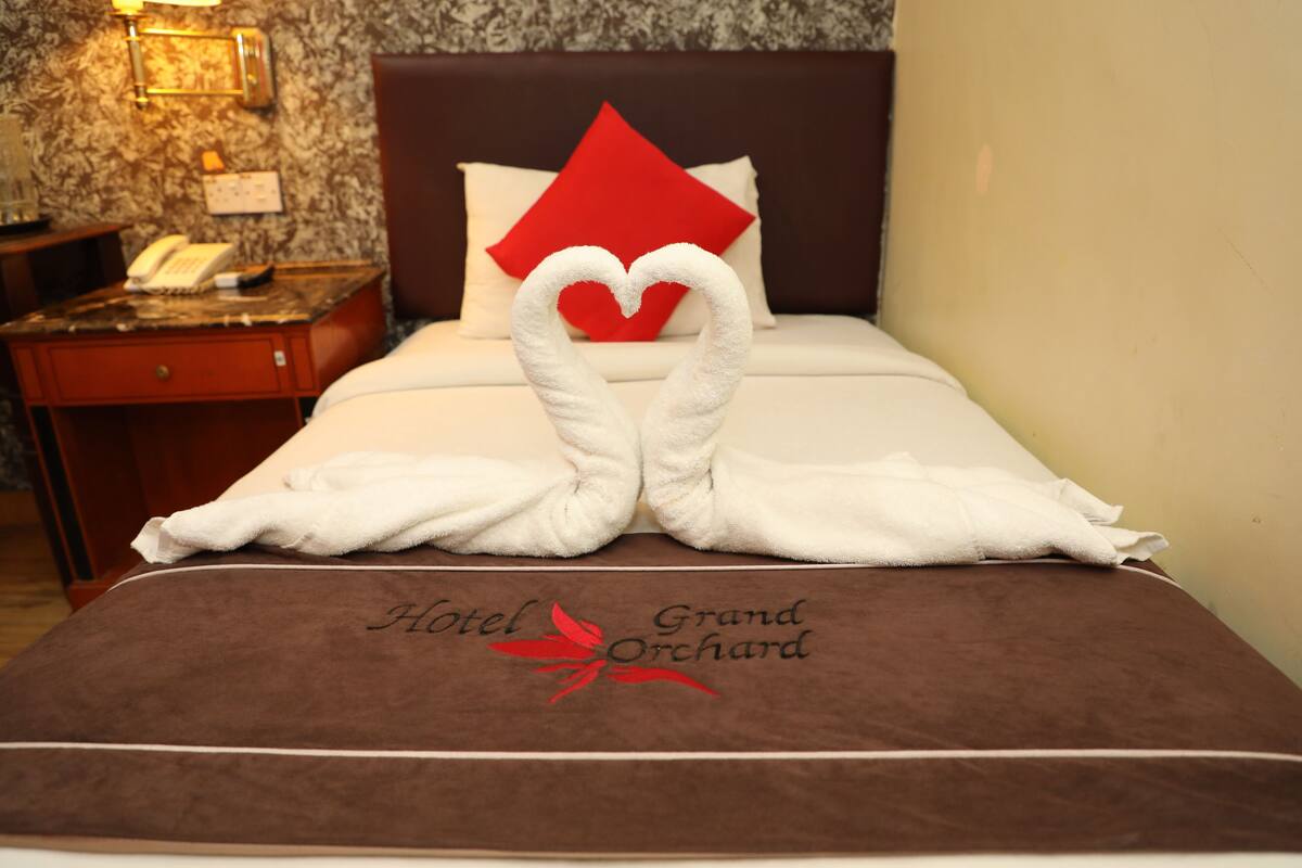 Single Room | Meja, ruang kerja komputer riba, cadar katil, akses kerusi roda