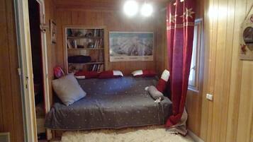 4 slaapkamers, een strijkplank/strijkijzer, reisbedje, gratis wifi