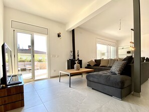 Televisión y chimenea 