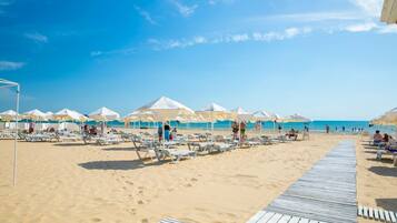 Plage à proximité, cabines gratuites, chaises longues, parasols