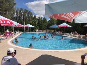 Seasonal outdoor pool, free cabanas, pool umbrellas - Atelica Mechta bld 2 (Pionersky)