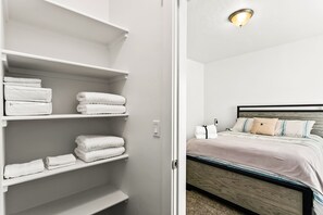 2 slaapkamers, een strijkplank/strijkijzer, gratis wifi, beddengoed