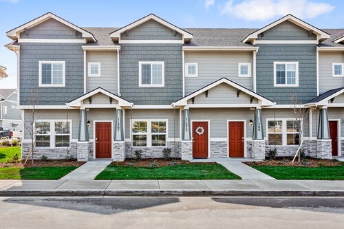 Upscale Condo | By The Village & Boise Mall (75)