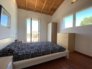 5 bedrooms, iron/ironing board, free WiFi, bed sheets