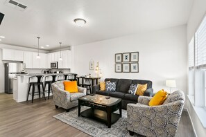 Smart TV, Netflix, Hulu, foosball - Gorgeous & Trendy Townhome | Near The Village (89) (Boise)