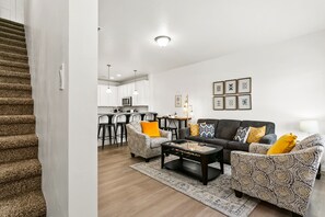 Smart TV, Netflix, Hulu, foosball - Gorgeous & Trendy Townhome | Near The Village (89) (Boise)
