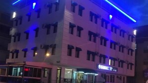 Ein mehrstöckiges Gebäude mit einem auffälligen Schild, auf dem "BARBAL HOTEL" steht.