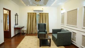 Single Bedroom Apartment | Premium bedding, memory-foam beds, in-room safe, desk