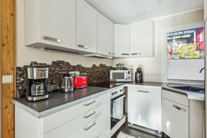 Frigorifero, microonde, forno, piano cottura