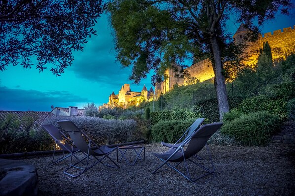 المنطقة المحيطة بالمنشأة