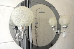 Combined shower/bathtub, hair dryer, towels, soap - Klassik Design-luxus-apartment, Nahe Marktplatz (Gera)