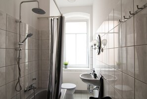 Badkar/dusch, hårtork, handdukar och tvål