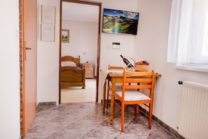 1 habitación, tabla de planchar con plancha, internet y ropa de cama