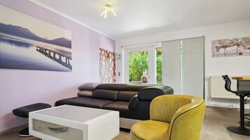 Een televisie, boeken, een muziekbibliotheek en een stereo