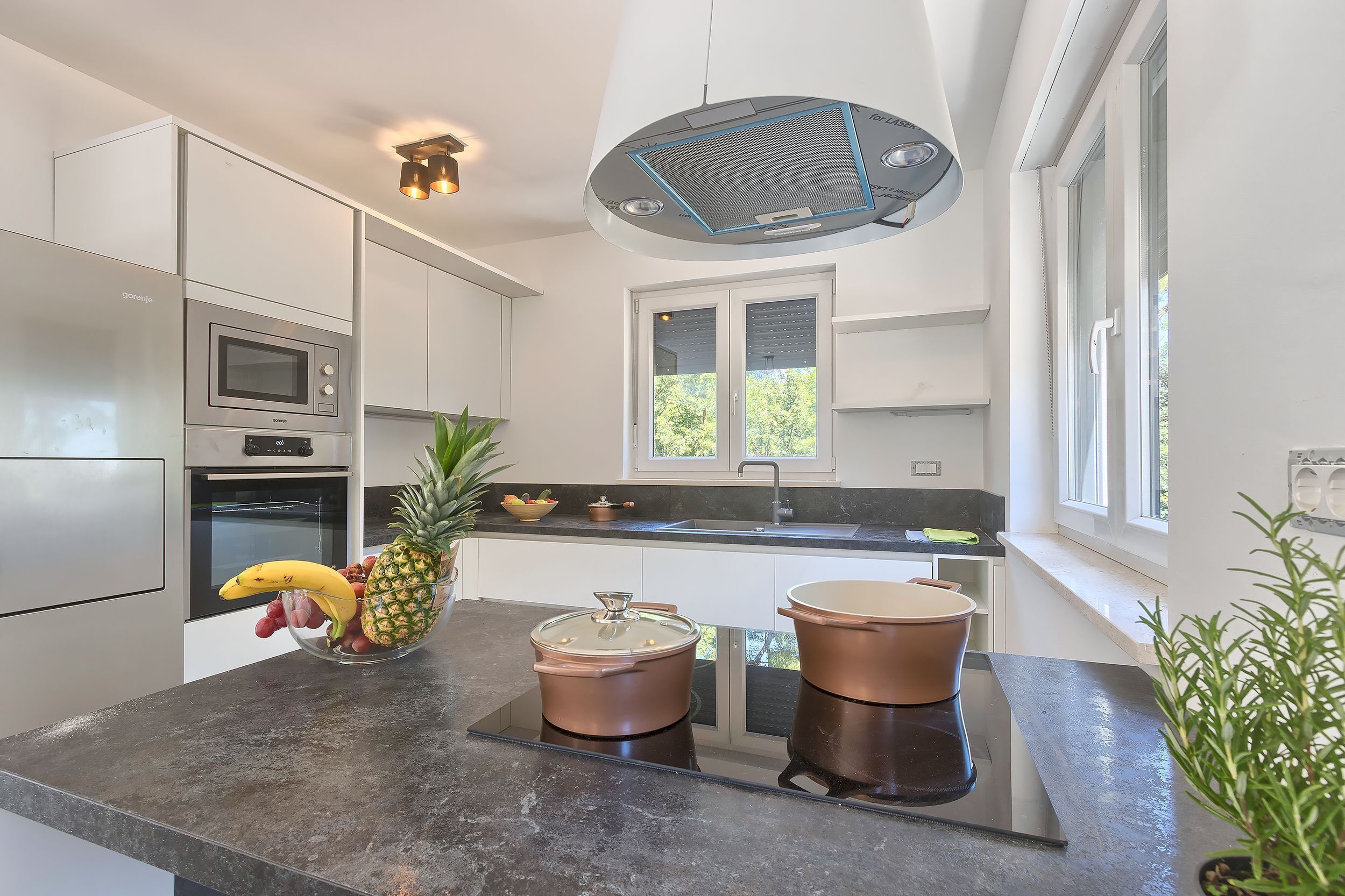 雪櫃、微波爐、焗爐、爐具