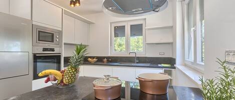 雪櫃、微波爐、焗爐、爐具