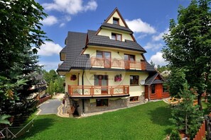 Front of property - Willa Dziubas (Poronin)