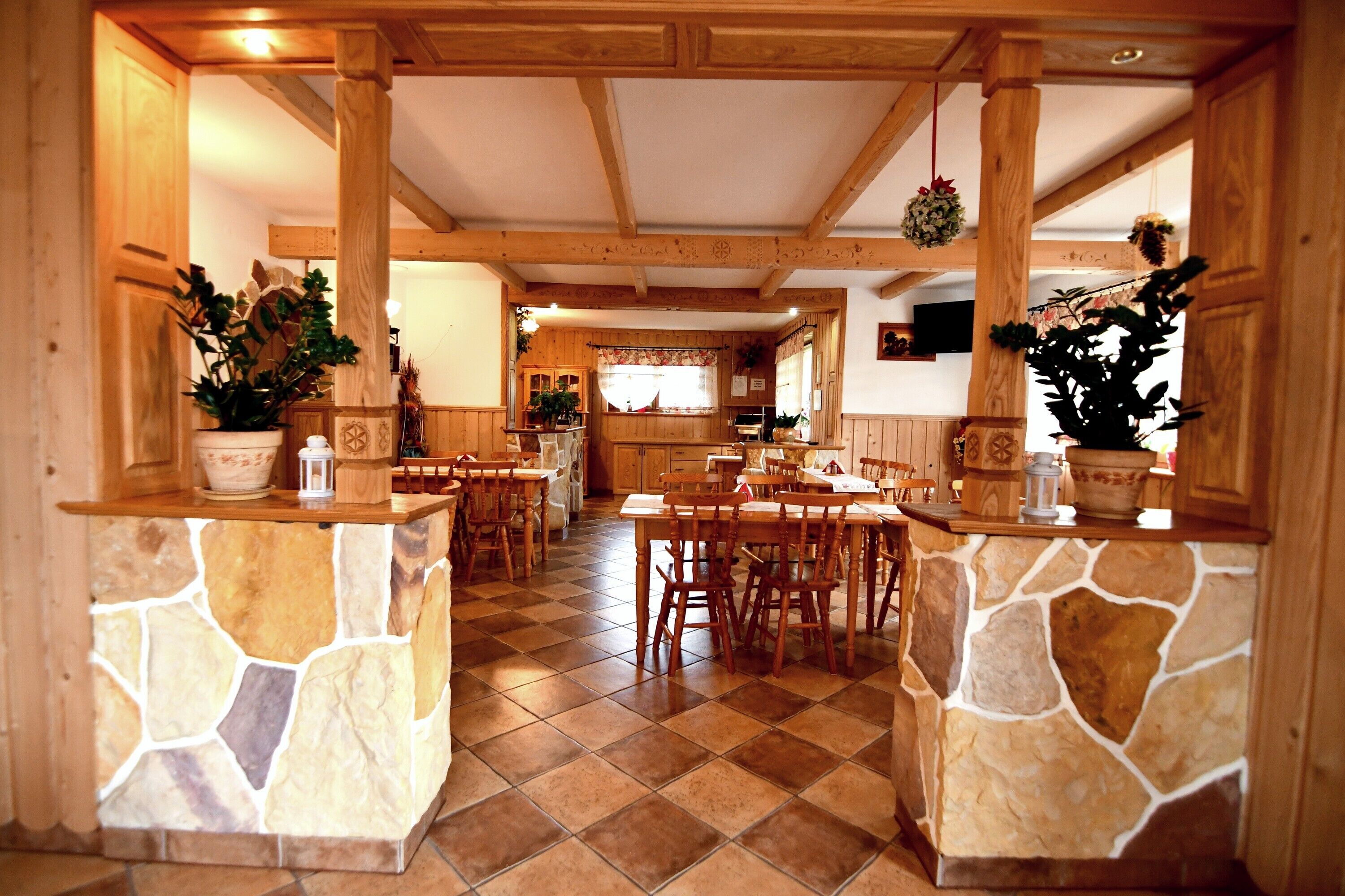 بوفيه فطور يوميًا بتكلفة قدرها (30 PLN للشخص)