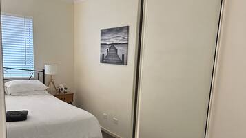 2 bedrooms, desk, iron/ironing board, bed sheets