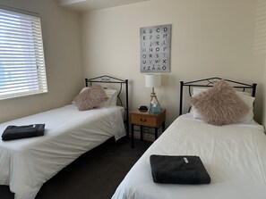 2 bedrooms, desk, iron/ironing board, bed sheets - Cosy Apartment close to everything (North Adelaide)