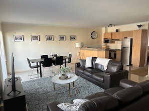 Smart TV, stereo - Cosy Apartment close to everything (North Adelaide)