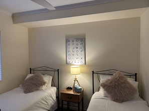 2 chambres, bureau, fer et planche Ă repasser, draps fournis