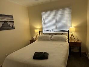 2 chambres, bureau, fer et planche à repasser, draps fournis