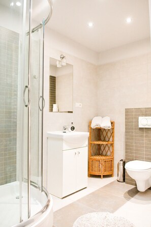 Deluxe Apartment (12) | Bathroom | Shower, towels