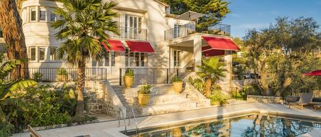 Utendørsbasseng og et oppvarmet basseng