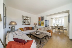 Smart TV, fireplace, ping pong, books