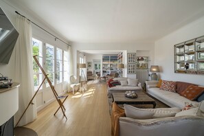 Smart TV, fireplace, ping pong, books