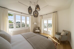 6 bedrooms, in-room safe, desk, iron/ironing board