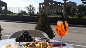 Outdoor dining - Paestum Albanella Cilento. Apartment in the historic center. (Albanella)