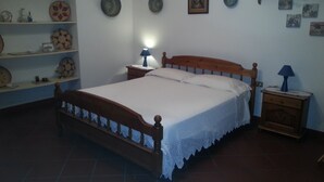 2 bedrooms, iron/ironing board, bed sheets - Paestum Albanella Cilento. Apartment in the historic center. (Albanella)