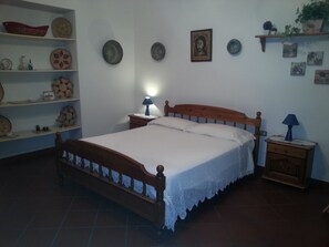 2 chambres, fer et planche à repasser, draps fournis