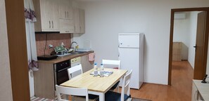 Fridge, oven, dishwasher, coffee/tea maker