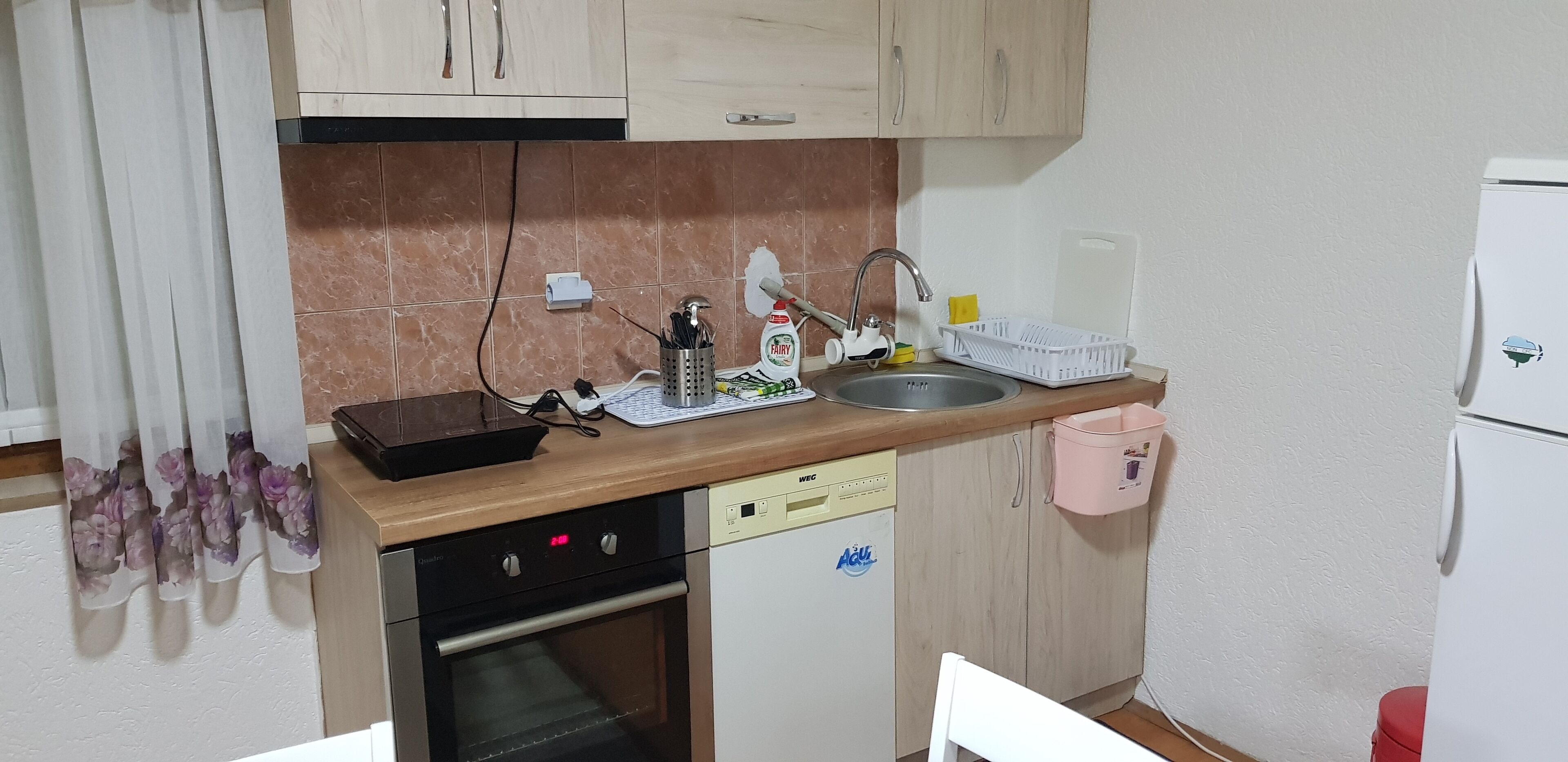 Een koelkast, een oven, een vaatwasser, een koffiezetapparaat/waterkoker