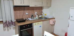 Réfrigérateur, un four, lave-vaisselle, cafetiÚre-théiÚre