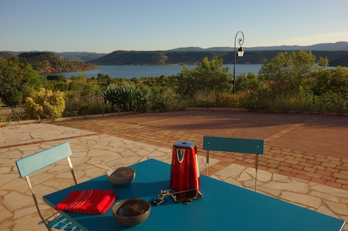 La Rosepierre, studio with a breathtaking view of the red-blue-green Salagou mountains