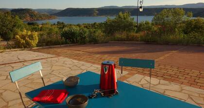 La Rosepierre, studio with a breathtaking view of the red-blue-green Salagou mountains