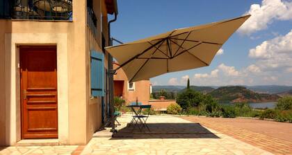 La Rosepierre, studio with a breathtaking view of the red-blue-green Salagou mountains