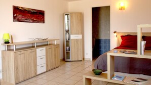 A modern, well-lit room with a bed, a desk, and a wardrobe. - La Rosepierre, studio with a breathtaking view of the red-blue-green Salagou mountains (Liausson)