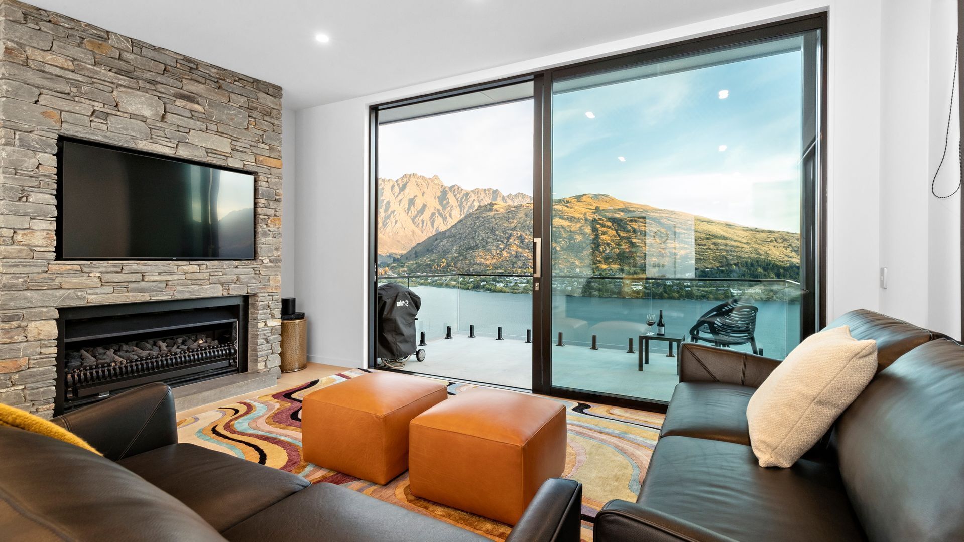 Télévision, cheminée, lecteur de DVD