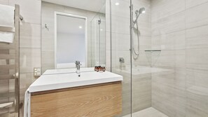 Baignoire, sèche-cheveux, serviettes fournies