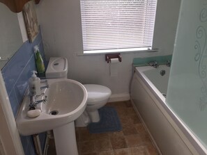City Townhome | Bathroom | Combined shower/tub, free toiletries, hair dryer, slippers - Worcester Town Centre Home & Garden (Worcester)